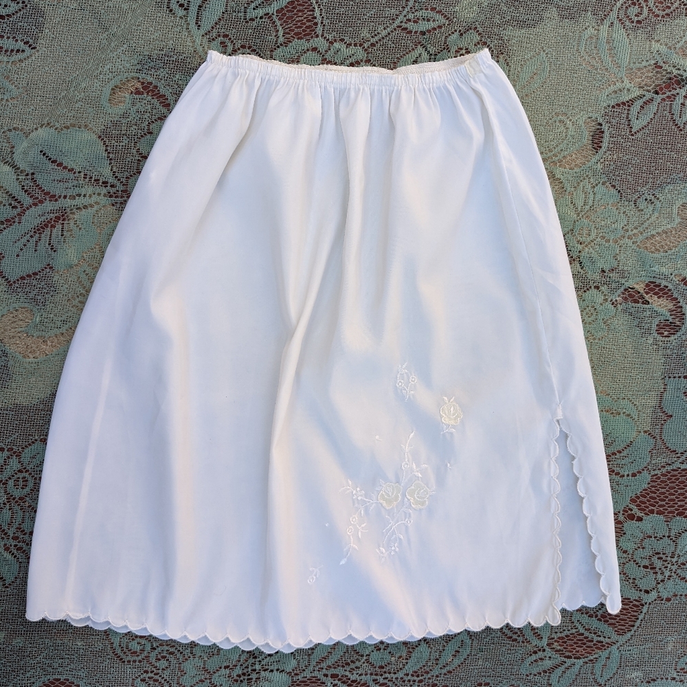 VTG White Embroidered Half Slip